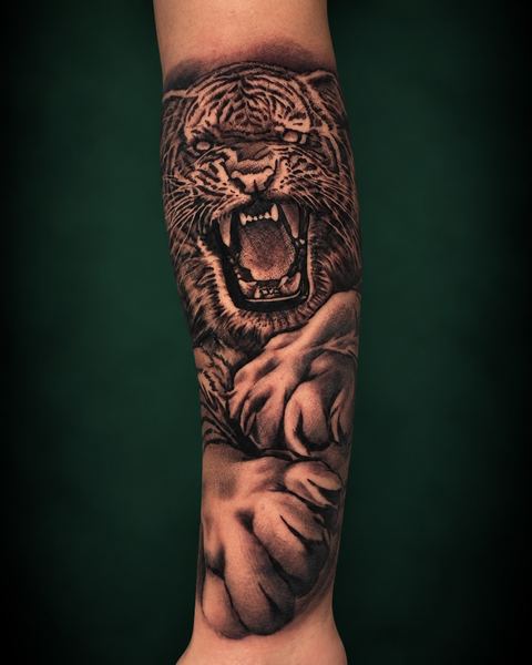 Brullende tijger in black & grey, gezet door Lester bij Skin Habits Almere