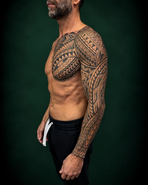 Polynesische sleeve met borststuk, gezet door Nathan bij Skin Habits Almere